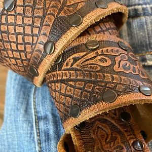 Hollister Tooled Leather Snapback Belt  Sz. Sm